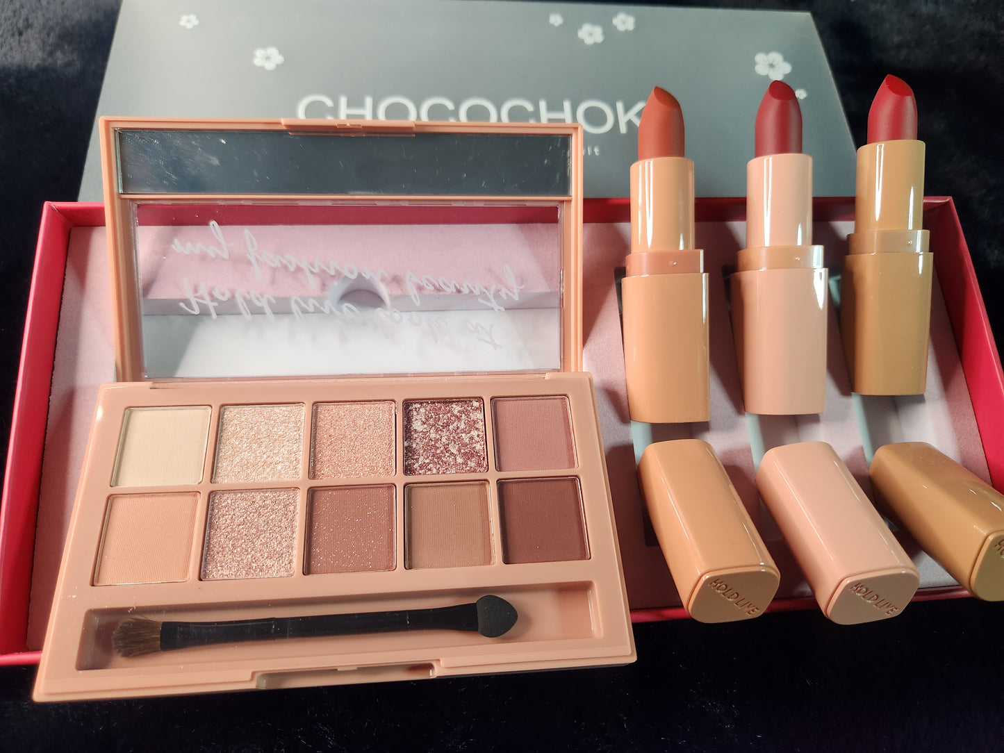 CHOCOCHOKE Makeup Gift Set: Eyeshadow Palette + 3 Lipstick